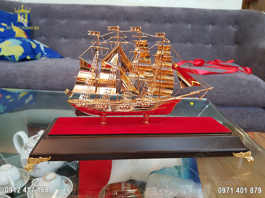 Vật phẩm thường được đặt tại kh&ocirc;ng gian ph&ograve;ng kh&aacute;ch, gi&uacute;p mang lại vẻ đẹp sang trọng, tinh tế cho kh&ocirc;ng gian sống nh&agrave; gia chủ